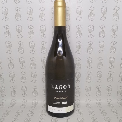 Garrafa de vinho LAGOA RESERVA com rótulo preto e dourado sobre fundo claro com padrão de caixas de vinho.