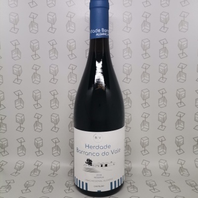 Garrafa de vinho tinto Herdade Barranco do Vale com rótulo branco e cápsula azul