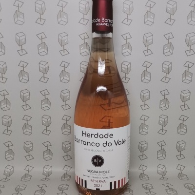 Garrafa de vinho rosé Herdade Barranco do Vale com rótulo branco e tampa bordô