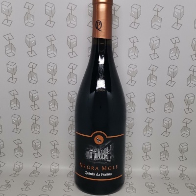 Garrafa de vinho tinto Negra Mole Quinta da Penina com rótulo preto e laranja