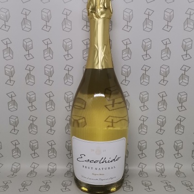 Garrafa de espumante Escolhido com tampa dourada e rótulo branco