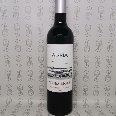 Garrafa de vinho tinto AL-RIA Negra Mole com rótulo branco e tampa prateada