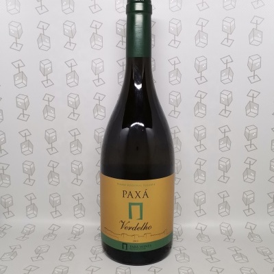 Garrafa de vinho Paxá Verdelho com rótulo amarelo e verde e padrão de cubos ao fundo
