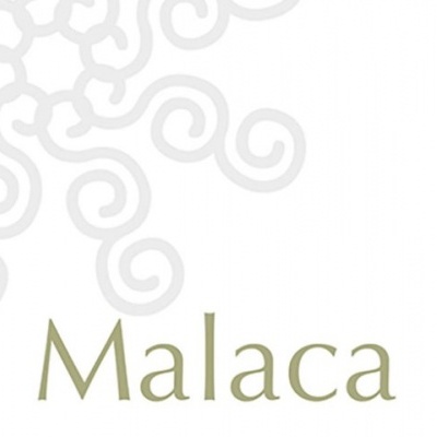 Padrão de arabescos cinzentos com a palavra 'Malaca' em verde sobre fundo branco