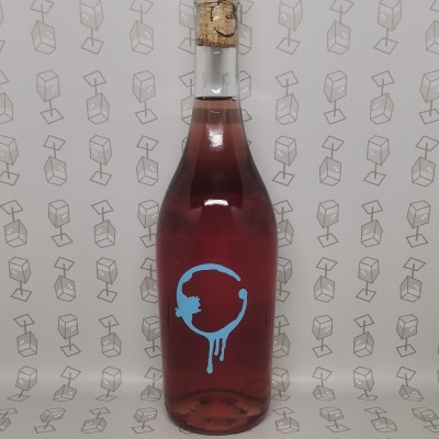 Garrafa de vinho rosé com rótulo azul e rolha de cortiça