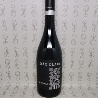 Garrafa de vinho João Clara Merumole com rótulo preto e branco