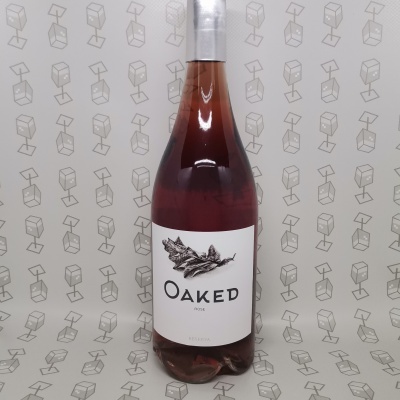 Garrafa de vinho rosé com rótulo branco e texto OAKED sobre fundo cinzento com padrão.