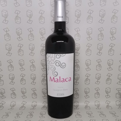 Garrafa de vinho Malaca com rótulo branco e tampa prateada