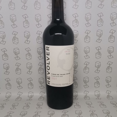 Garrafa de vinho tinto revolver 2021 com rótulo branco sobre fundo cinza com padrão geométrico