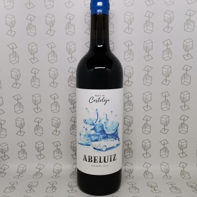 Garrafa escura de vinho com rolha azul e etiqueta branca com desenho azul e texto