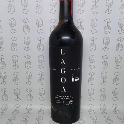 Garrafa de vinho tinto com rolha vermelha e rótulo preto com texto branco