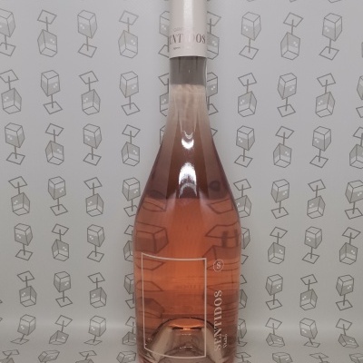 Garrafas de vinho rosé transparentes com rótulos cinzentos e texto SOMATIVOS, sobre fundo cinzento com padrão de caixas.
