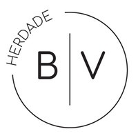 Logótipo circular HERDADE B | V em fundo branco