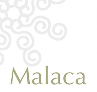 Padrão de arabescos cinzentos com a palavra 'Malaca' em verde sobre fundo branco