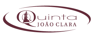 Logótipo da Quinta João Clara com texto castanho escuro e castelo estilizado numa forma oval