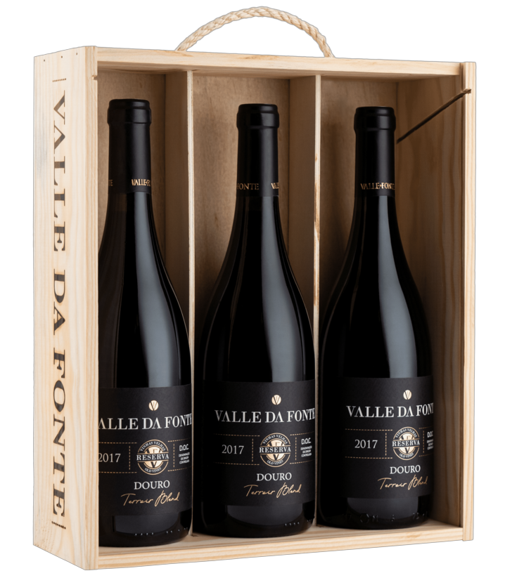 Três garrafas de vinho Valle Da Fonte 2017 em caixa de madeira