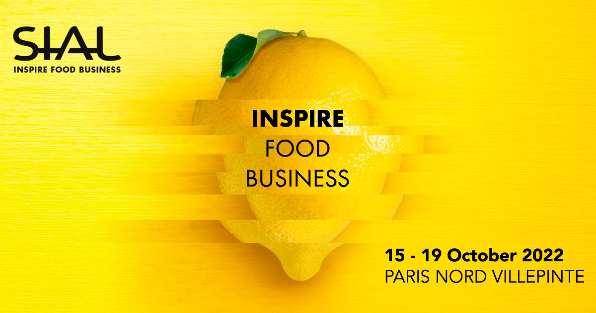 Winecom presente na Feira SIAL Paris 2022 Cartaz com limão amarelo e texto promocional do evento SIAL em amarelo e preto