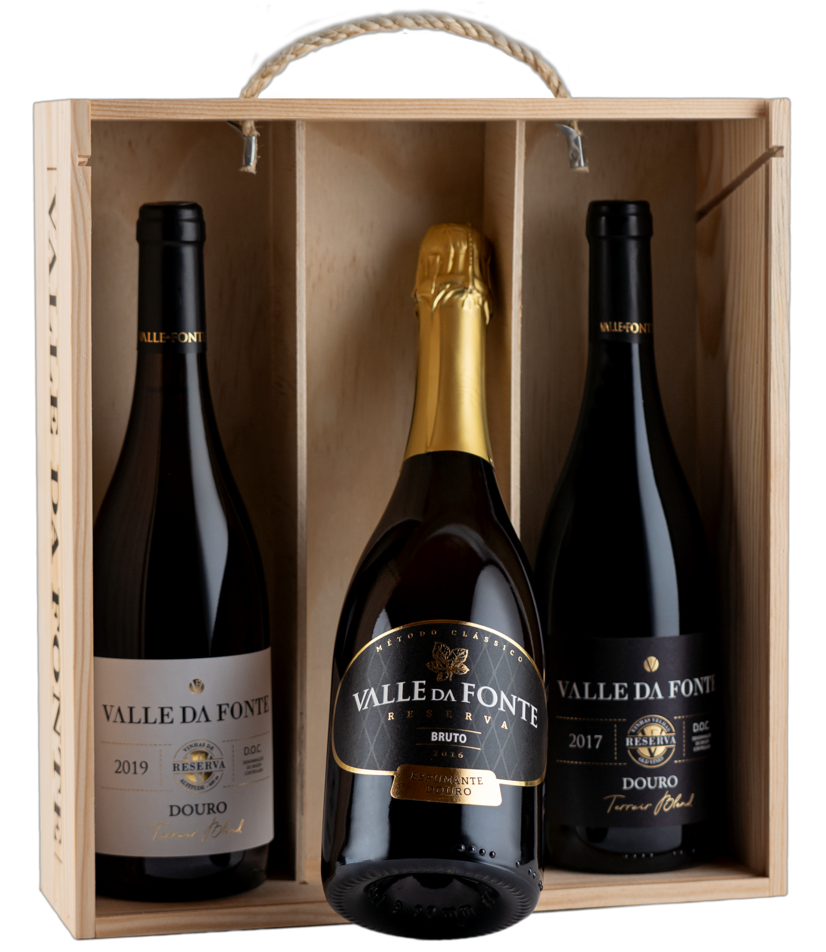 Três garrafas de vinho Valle da Fonte numa caixa de madeira