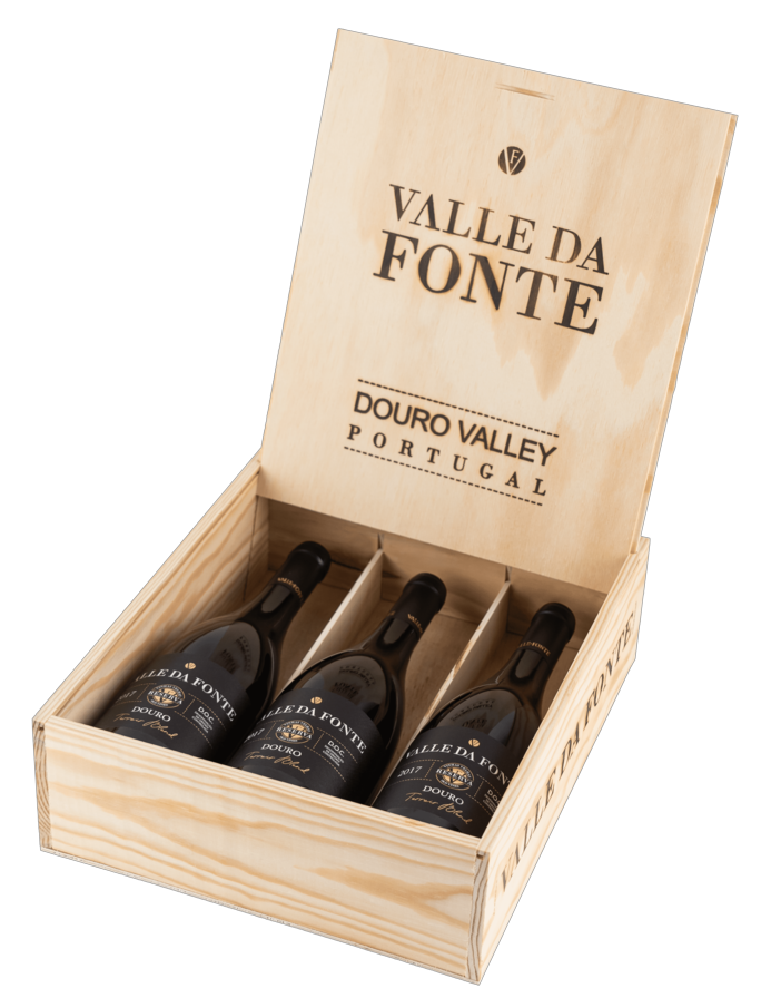 Caixa de vinho de madeira com três garrafas