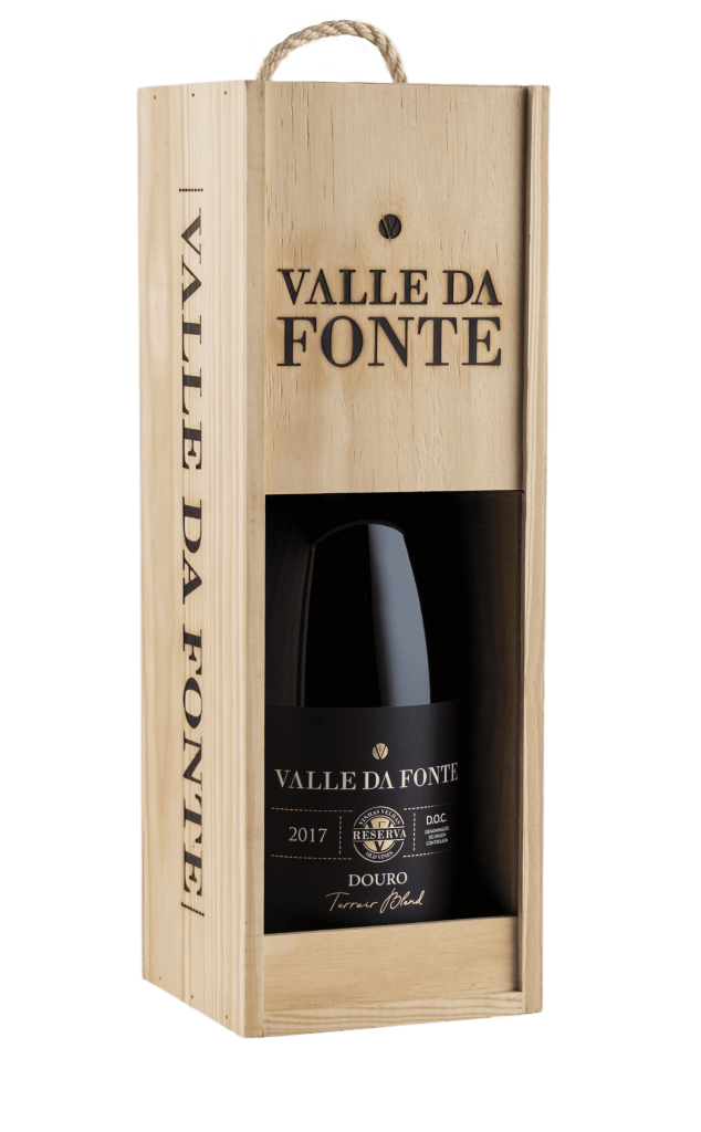 Garrafa de vinho reserva 2017 da marca Valle da Fonte em caixa de madeira clara