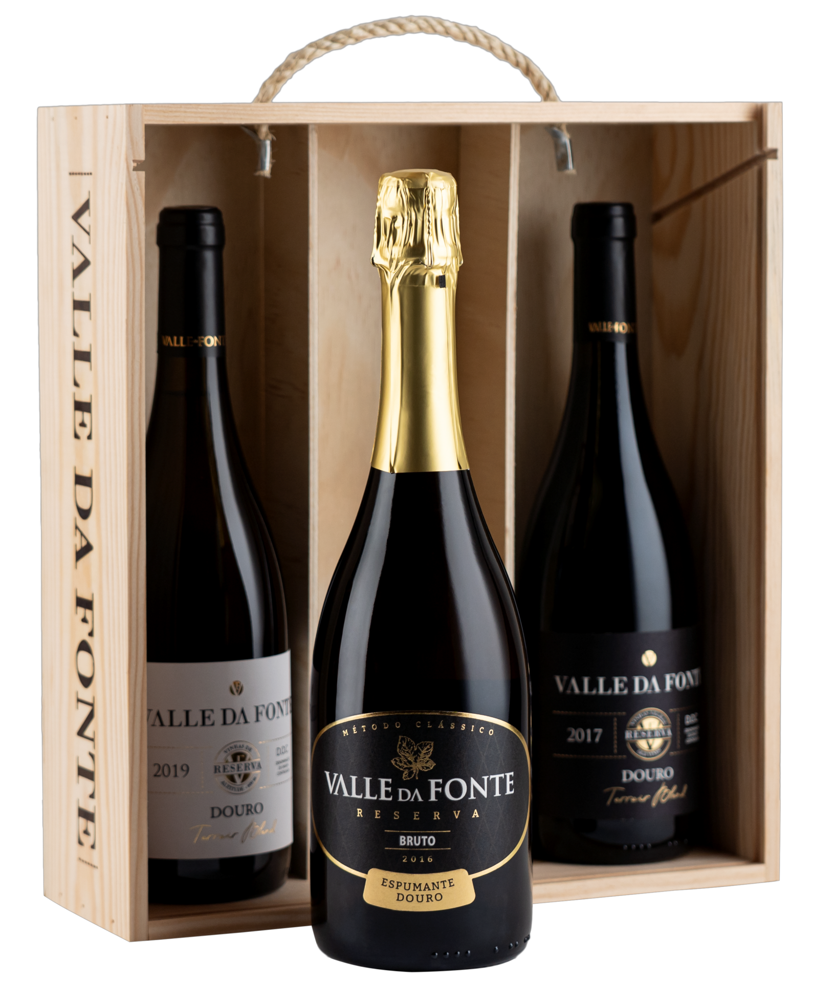 Três garrafas de vinho em caixa de madeira com rótulos Valle Da Fonte