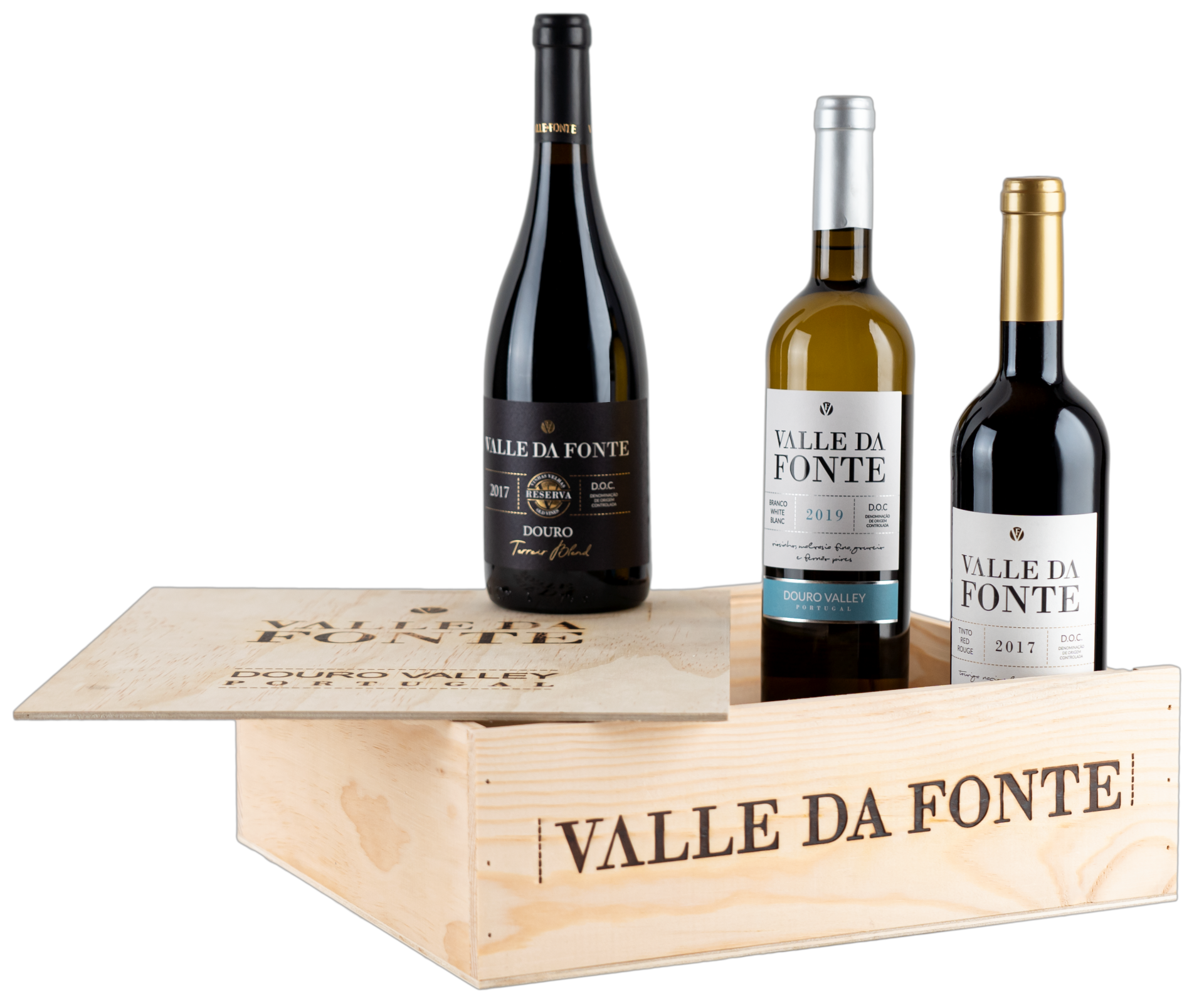 Caixa de vinho de madeira clara com três garrafas de diferentes vinhos Valle da Fonte
