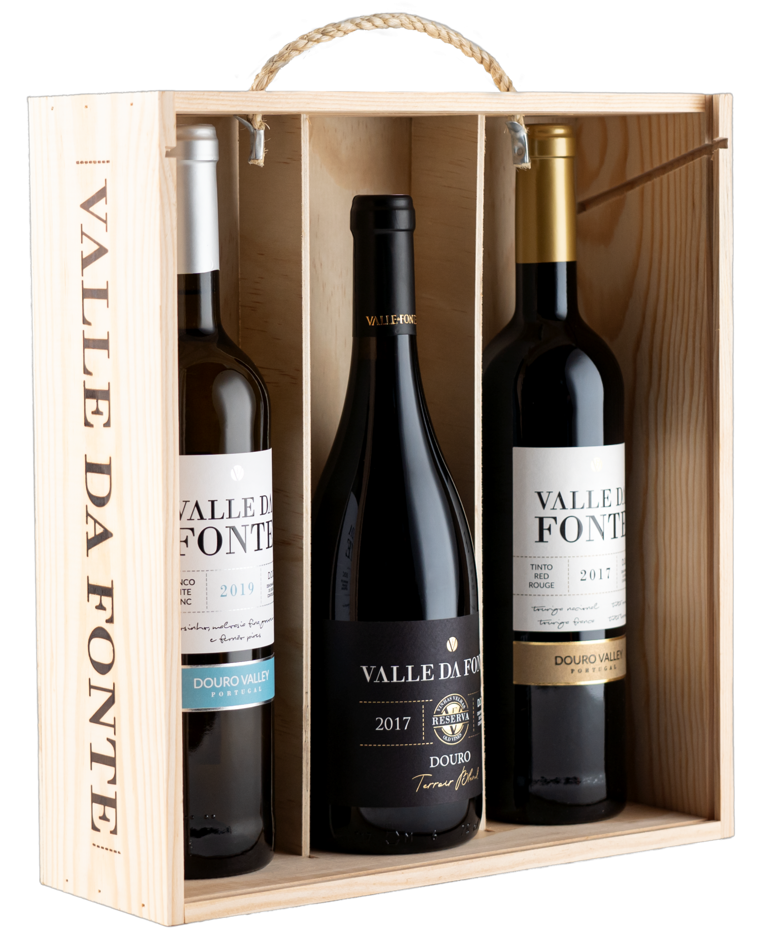 Caixa de madeira com três garrafas de vinho Valle Da Fonte, uma branca, uma preta e uma tinto