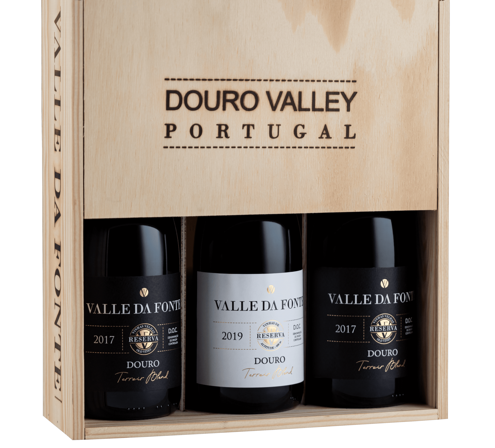 caixa de madeira com três garrafas de vinho Valle Da Fonte