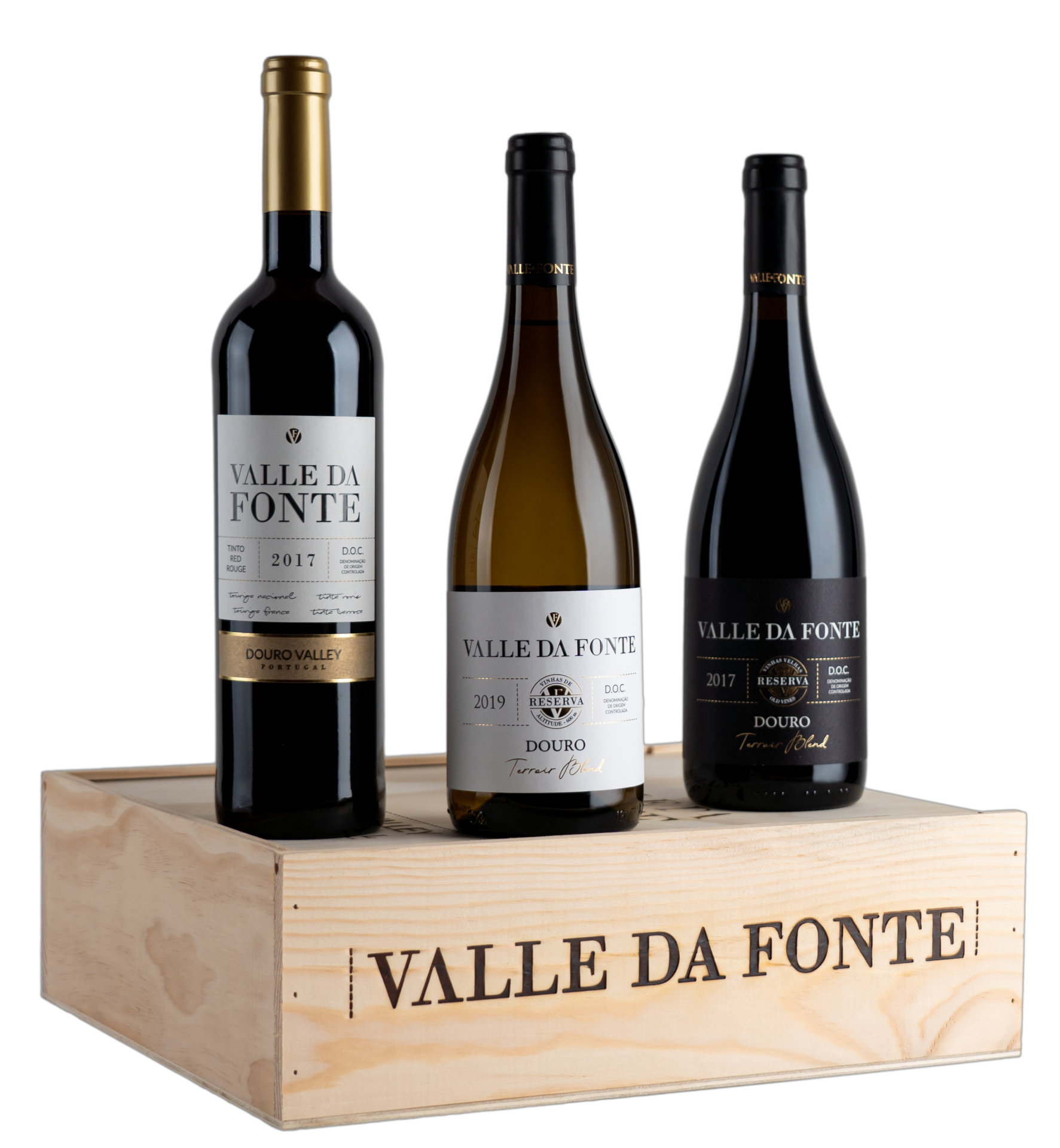 Três garrafas de vinho Valle da Fonte sobre caixa de madeira com nome da marca.