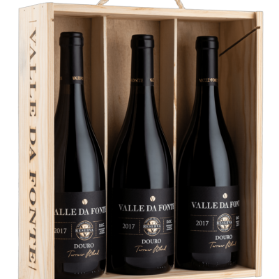 Três garrafas de vinho Valle Da Fonte 2017 em caixa de madeira