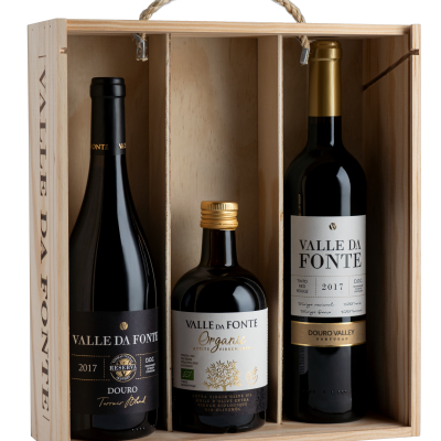 Caixa de madeira com 3 garrafas de vinho e azeite da marca Valle da Fonte