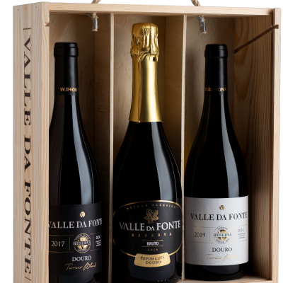 Caixa de madeira com três garrafas de vinho e espumante Valle da Fonte