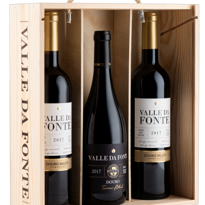 Três garrafas de vinho Valle Da Fonte em caixa de madeira com alça de corda