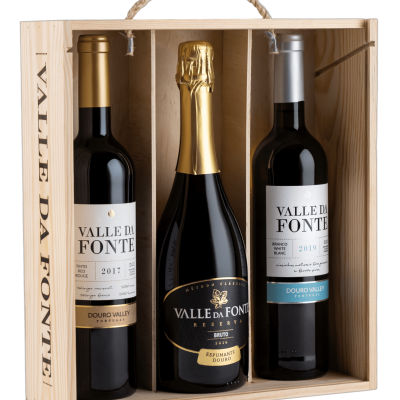 Caixa de madeira com três garrafas de vinho e espumante Valle da Fonte