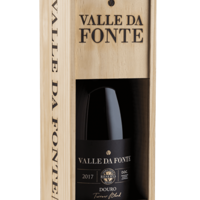 Garrafa de vinho reserva 2017 da marca Valle da Fonte em caixa de madeira clara