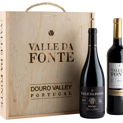 Caixa de madeira e duas garrafas de vinho Valle da Fonte, Douro Valley, Portugal