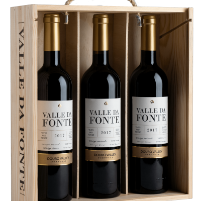 Caixa de madeira com três garrafas de vinho tinto Valle da Fonte 2017