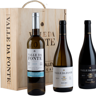 Três garrafas de vinho Valle da Fonte com caixa de madeira