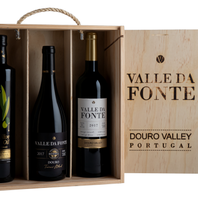 Conjunto de azeite e vinho VALLE DA FONTE em caixa de madeira do Douro Valley