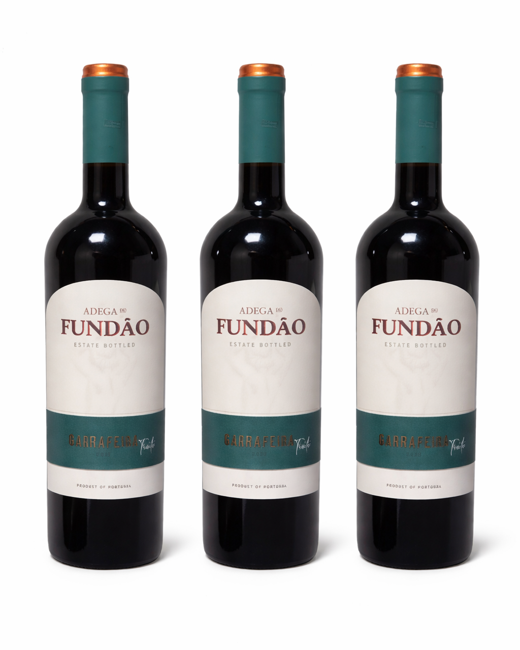 Três garrafas de vinho Adega Fundão com rótulo branco e verde-azulado e tampa verde com topo cobre