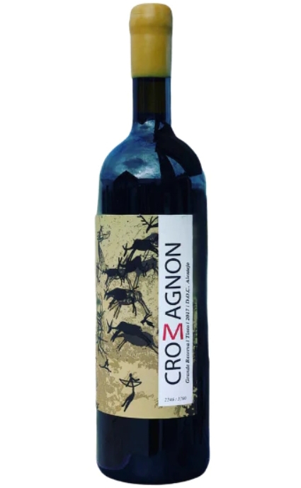 Garrafa de vinho tinto com rótulo e rolha amarela