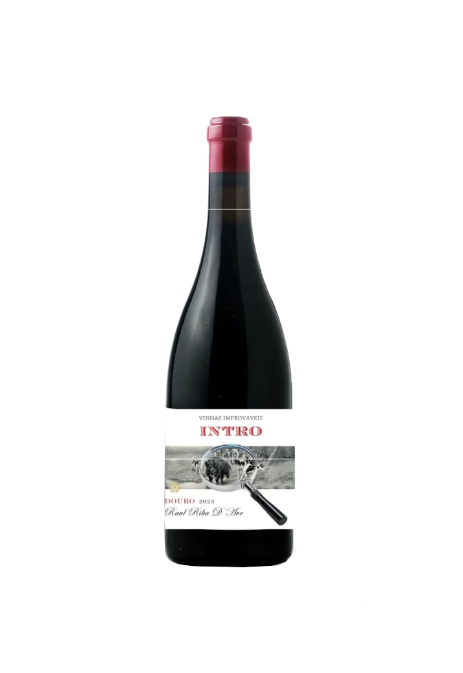 Garrafa de vinho tinto com etiqueta branca e imagem de vacas com lupa