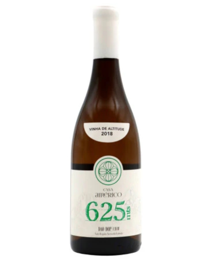 Garrafa de vinho branco Casa Américo 625 Series com rótulo branco e texto verde