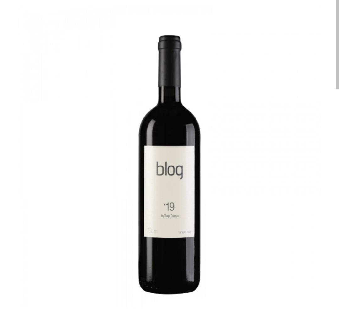 Garrafa de vinho tinto com rótulo branco e texto blog 19