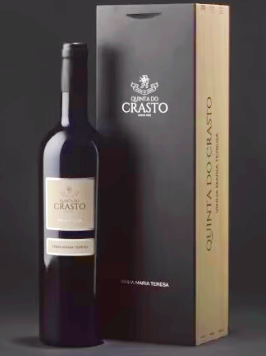 Garrafa de vinho tinto com rótulo creme e caixa preta e de madeira com marca Quinta do Crasto