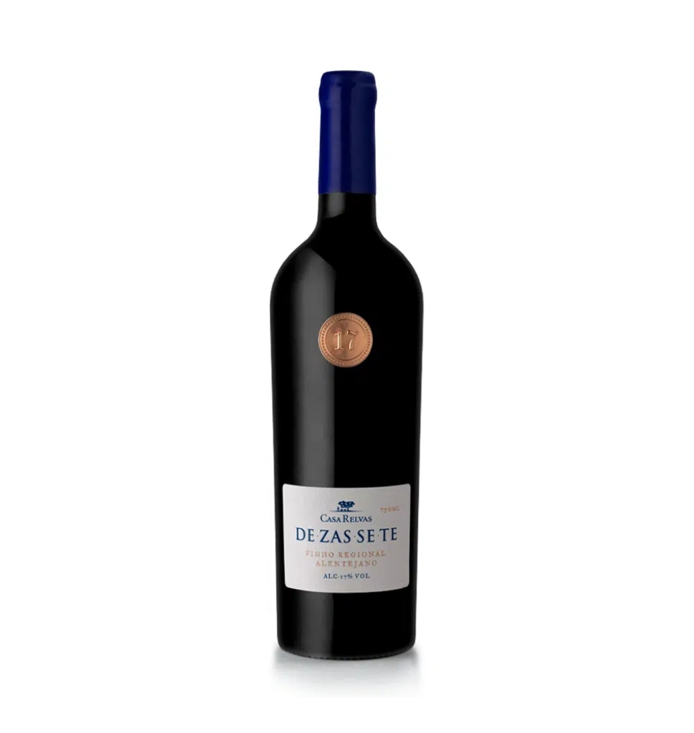 Garrafa de vinho tinto Casa Relvas De Zas Sete com rótulo branco e tampa azul