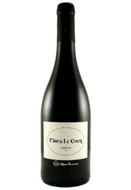 Garrafa de vinho tinto com rótulo branco e cápsula preta