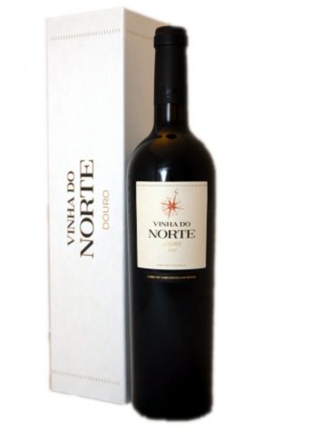 Garrafa de vinho tinto Vinha do Norte 2010 com caixa branca ao lado