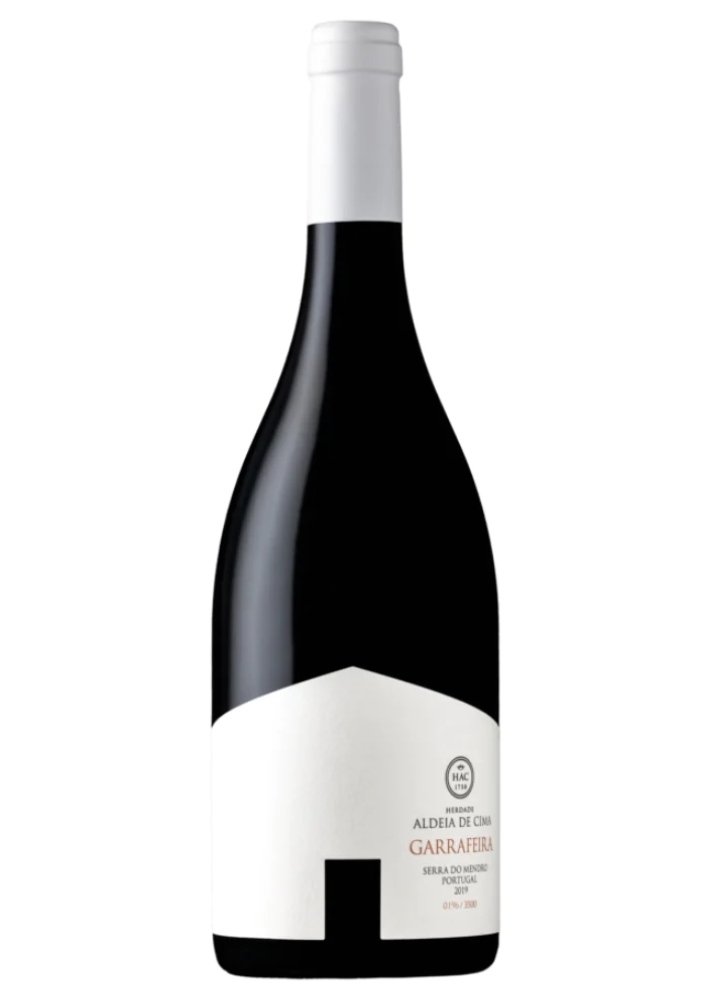Garrafa de vinho com rótulo branco e detalhes pretos