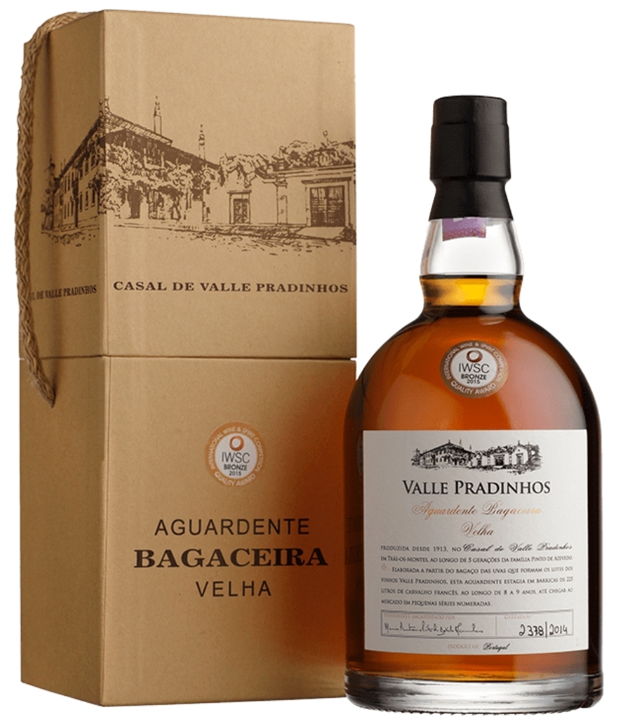 Garrafa de aguardente bagaceira velha com embalagem castanha ilustrada